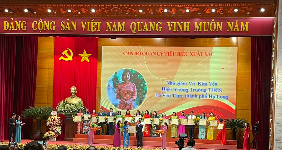 Cô giáo Vũ Kim Yến, Hiệu trưởng Trường THCS Lê Văn Tám nhận bằng khen cán bộ quản lý tiêu biểu xuất sắc của UBND tỉnh Quảng Ninh trao tặng.