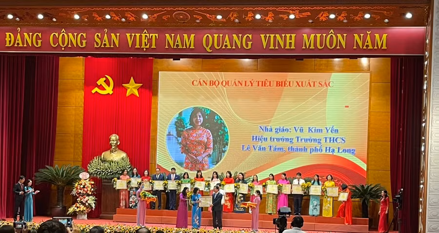 Cô giáo Vũ Kim Yến, Hiệu trưởng Trường THCS Lê Văn Tám nhận bằng khen cán bộ quản lý tiêu biểu xuất sắc của UBND tỉnh Quảng Ninh trao tặng.