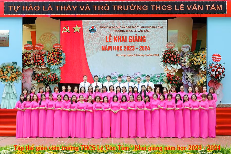 Tập thể thầy cô giáo Trường THCS Lê Văn Tám.