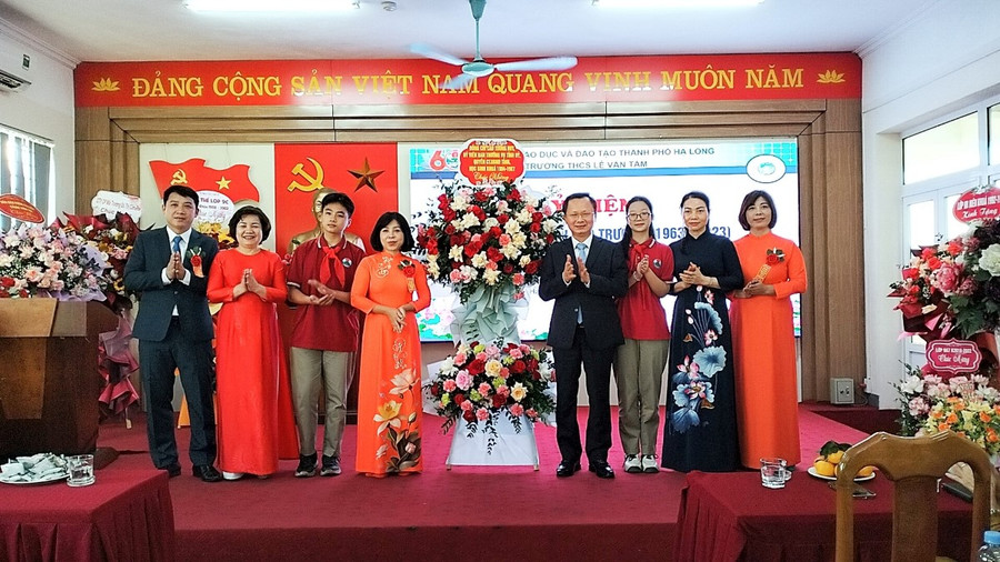 Lãnh đạo tỉnh Quảng Ninh, Sở Giáo dục và Đào tạo, Phòng Giáo dục và Đào tạo TP Hạ Long chúc mừng nhà trường nhân kỷ niệm 60 năm thành lập.