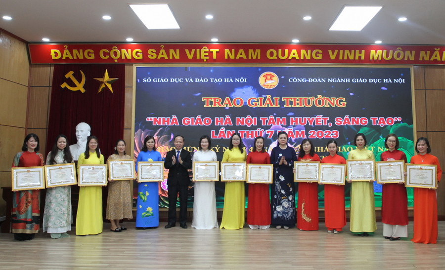 Phó Giám đốc Sở GD&ĐT Hà Nội Nguyễn Quang Tuấn và Phó Giám đốc Sở GD&ĐT Hà Nội Trần Lưu Hoa trao giải cho các nhà giáo. Phó Giám đốc Sở GD&ĐT Hà Nội Nguyễn Quang Tuấn và Phó Giám đốc Sở GD&ĐT Hà Nội Trần Lưu Hoa trao giải cho các nhà giáo.