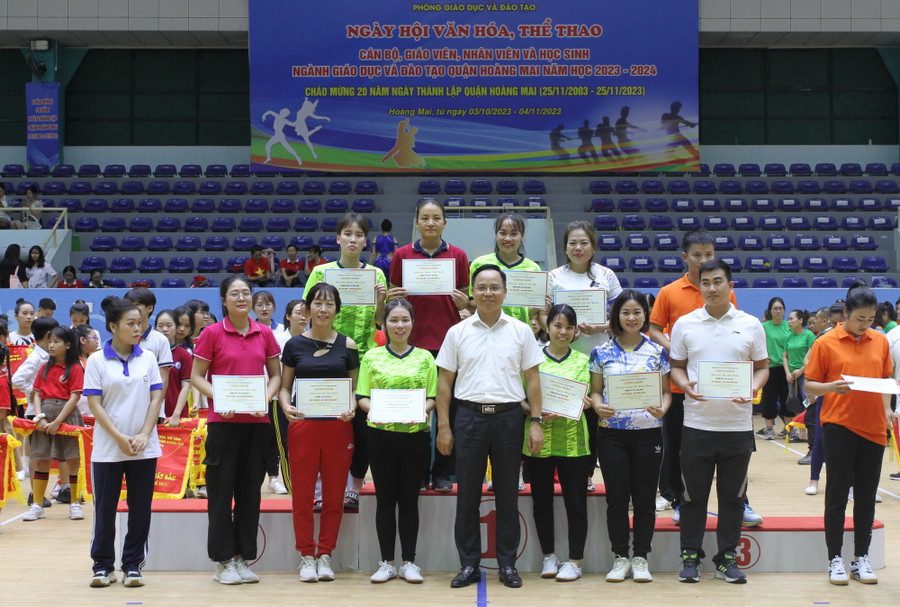 Khép lại Ngày hội, Ban tổ chức đã trao cờ và giấy chứng nhận cho các tập thể và cá nhân đạt thành tích xuất sắc, đạt giải tại các môn thi.