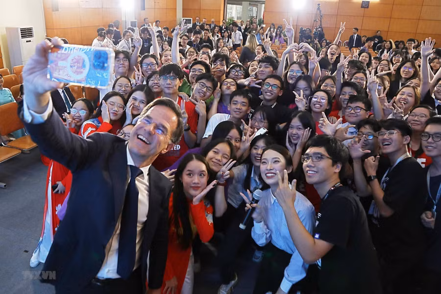 Thủ tướng Hà Lan Mark Rutte chụp ảnh selfie cùng học sinh. Ảnh: TTXVN