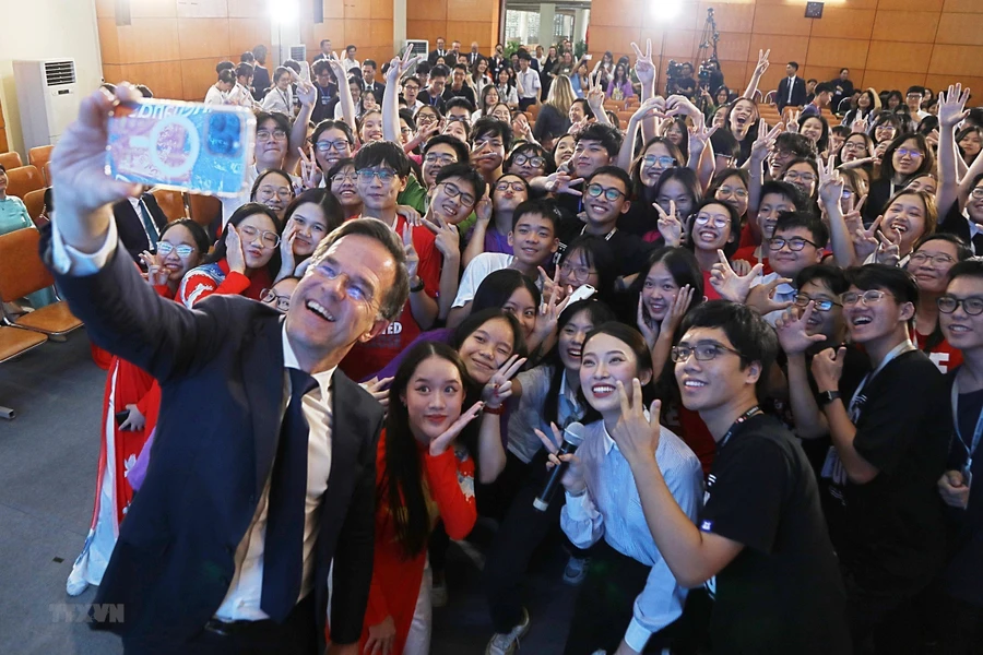 Thủ tướng Hà Lan Mark Rutte chụp ảnh selfie cùng học sinh. Ảnh: TTXVN