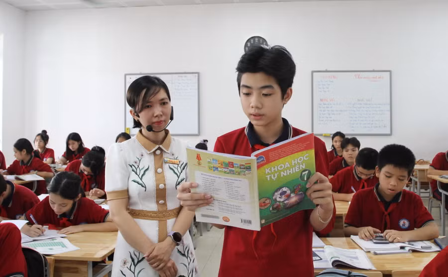 Học sinh hào hứng học môn Khoa học tự nhiên.