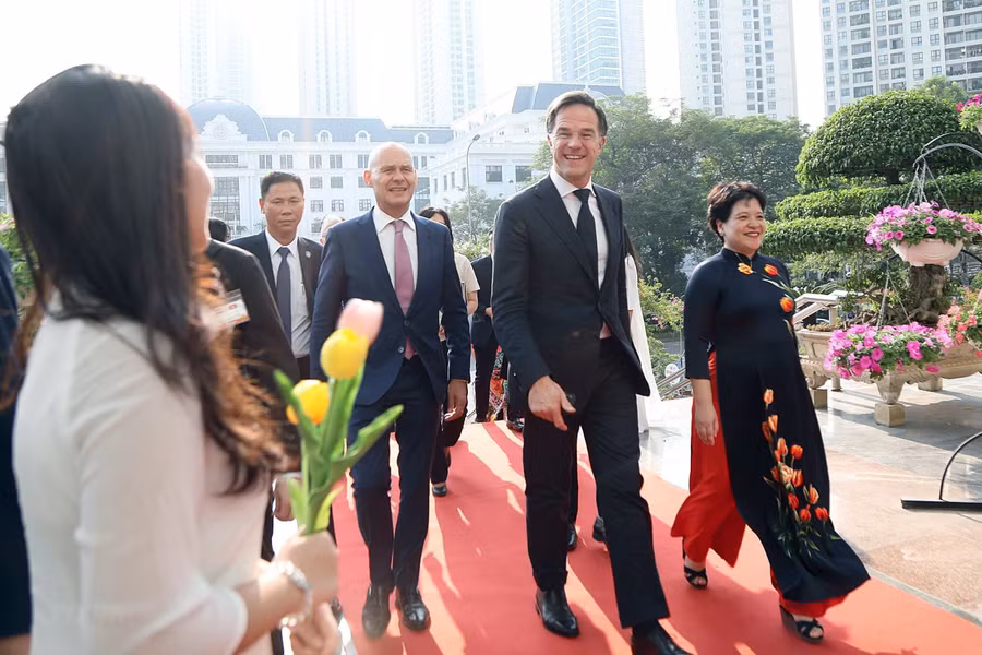 Thủ tướng Hà Lan Mark Rutte đến thăm Trường THPT chuyên Hà Nội - Amsterdam. Ảnh: TTXVN