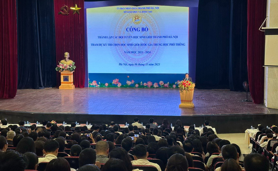 Giám đốc Sở GD&ĐT Hà Nội Trần Thế Cương phát biểu tại buổi lễ. Giám đốc Sở GD&ĐT Hà Nội Trần Thế Cương phát biểu tại buổi lễ.