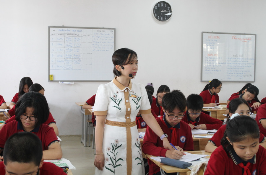 Cô giáo quan tâm đến từng đối tượng học sinh. Cô giáo quan tâm đến từng đối tượng học sinh.