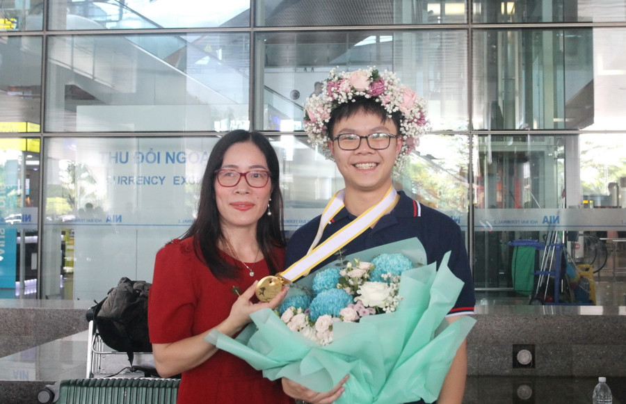 Phạm Việt Hưng và cô giáo chủ nhiệm Đinh Thị Phương Thu. Phạm Việt Hưng và cô giáo chủ nhiệm Đinh Thị Phương Thu.