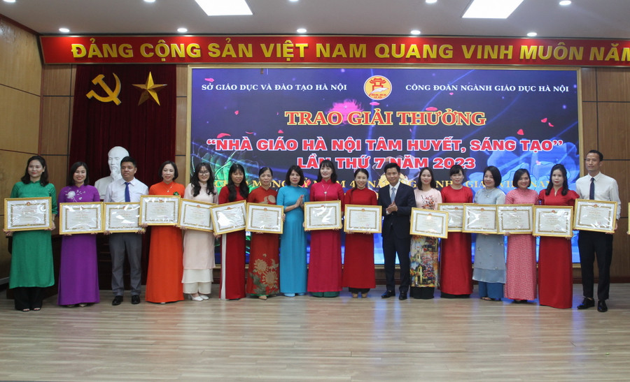 Chủ tịch Công đoàn ngành Giáo dục Hà Nội Đỗ Văn Nam, Phó chủ tịch Công đoàn ngành Giáo dục Hà Nội Nguyễn Hà Thanh trao giải thưởng cho các nhà giáo. Chủ tịch Công đoàn ngành Giáo dục Hà Nội Đỗ Văn Nam, Phó chủ tịch Công đoàn ngành Giáo dục Hà Nội Nguyễn Hà Thanh trao giải thưởng cho các nhà giáo.