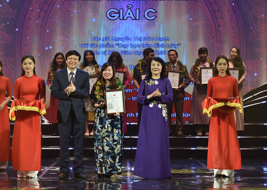Tác giả Dương Phương Liên nhận giải C giải Báo chí vì sự nghiệp Giáo dục Việt Nam năm 2018 thể loại báo Điện tử. Tác giả Dương Phương Liên nhận giải C giải Báo chí vì sự nghiệp Giáo dục Việt Nam năm 2018 thể loại báo Điện tử.