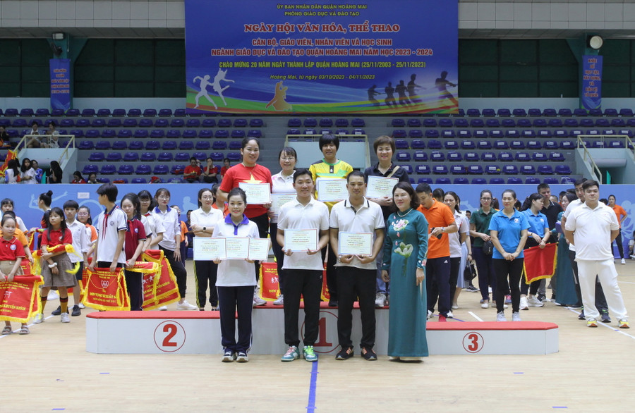 Ban tổ chức trao giấy chứng nhận cho các cá nhân đoạt giải.