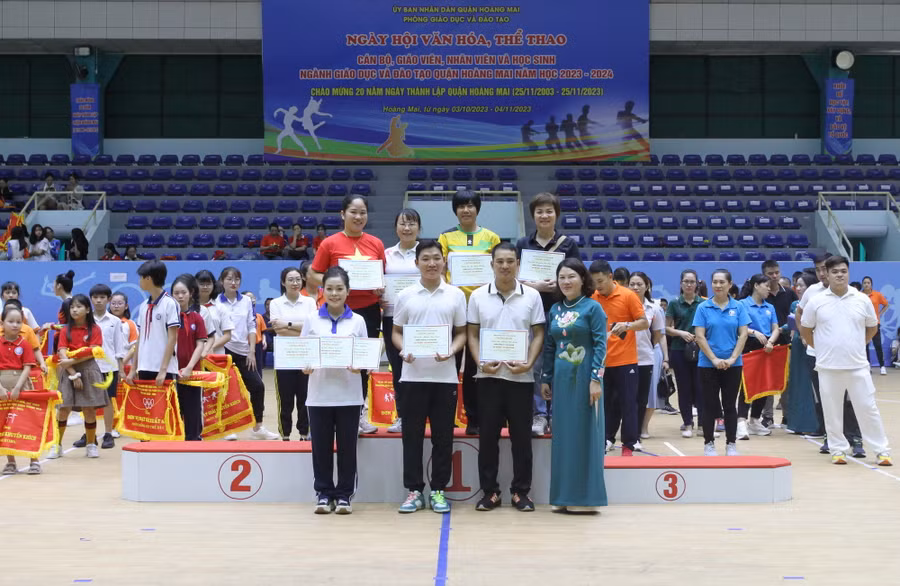 Ban tổ chức trao giấy chứng nhận cho các cá nhân đoạt giải.