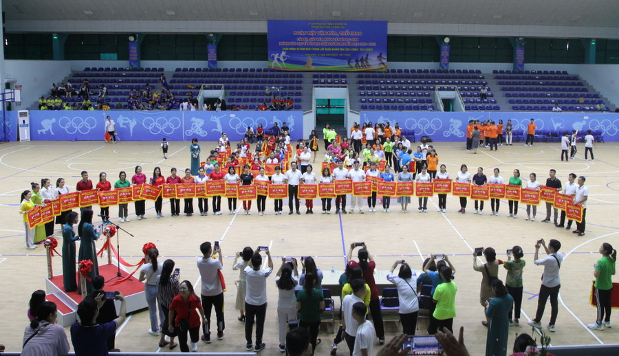 Các đơn vị, các nhân đoạt giải nhận cờ lưu niệm của Ban tổ chức.