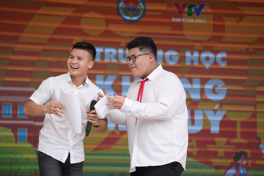 Học sinh giao lưu với cầu thủ Nguyễn Quang Hải. Học sinh giao lưu với cầu thủ Nguyễn Quang Hải.