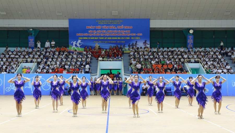 Phần thi khiêu vũ của cán bộ, giáo viên, nhân viên.