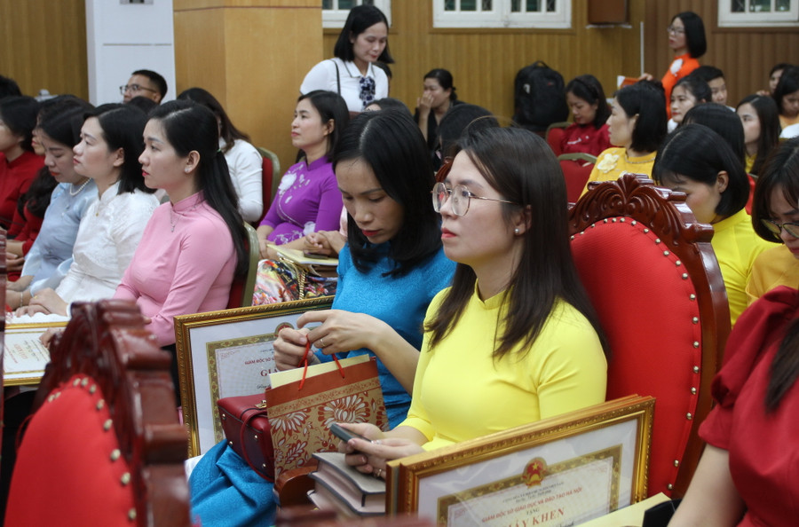 Các thầy cô giáo dự buổi lễ. Các thầy cô giáo dự buổi lễ.