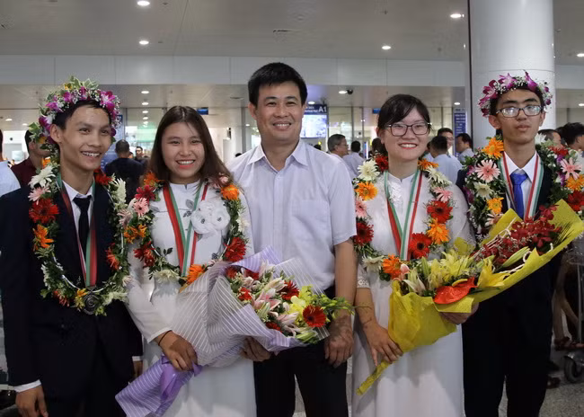 Ông Sái Công Hồng- Phó Cục trưởng Cục quản lý chất lượng (Bộ GD&ĐT) chúc mừng thành tích của đoàn