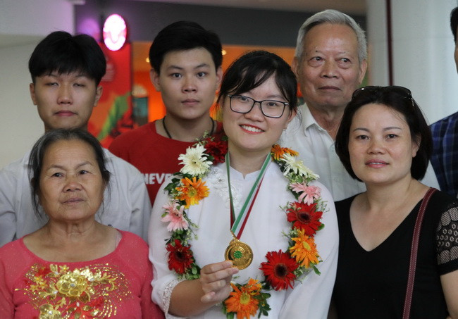 Nguyễn Phương Thảo- chủ nhân của chiếc HCV nhận những lời chúc mừng từ gia đình, thầy cô và bạn bè Nguyễn Phương Thảo- chủ nhân của chiếc HCV nhận những lời chúc mừng từ gia đình, thầy cô và bạn bè