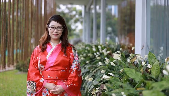 Cô giáo Nhật xinh đẹp, hát tiếng Việt cực hay