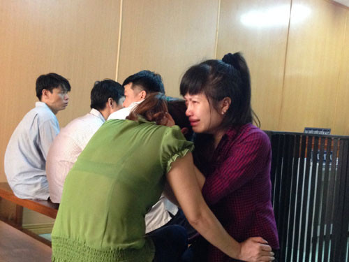 Yêu dại, nữ sinh viên lãnh 20 năm tù ảnh 3 Triệu Thanh Hoa khóc nức nở trong vòng tay mẹ