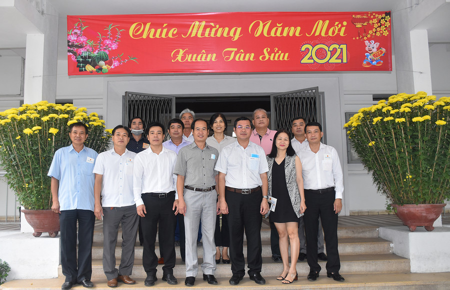 Thứ trưởng Nguyễn Văn Phúc chụp ảnh lưu niệm cùng tập thể Trung tâm Phát triển GD&ĐT Phía Nam. Thứ trưởng Nguyễn Văn Phúc chụp ảnh lưu niệm cùng tập thể Trung tâm Phát triển GD&ĐT Phía Nam.