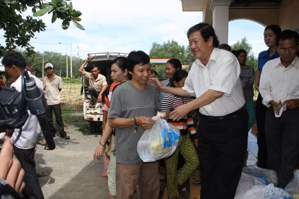 NGND.TS Đỗ Hữu Tài trao quà quà cho những gia đình khó khăn trong một chương trình thiện nguyện