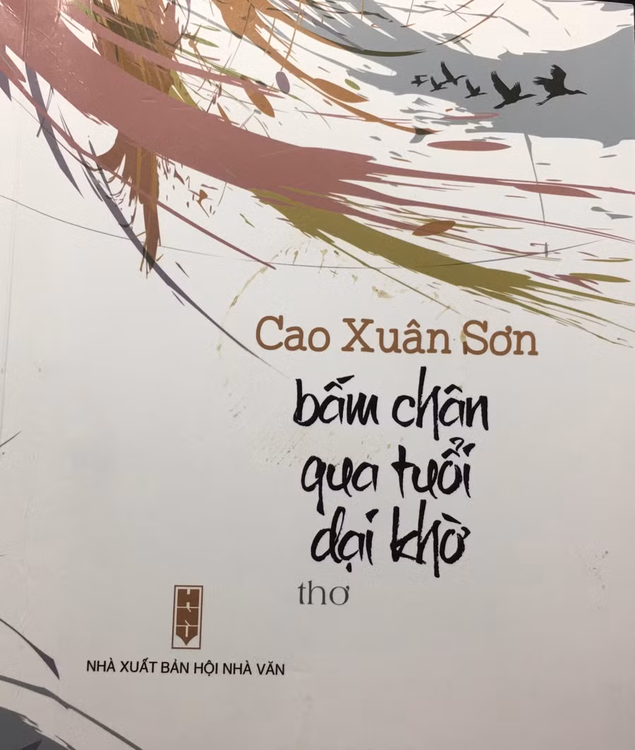 Bìa tập thơ “Bấm chân qua tuổi dại khờ”.