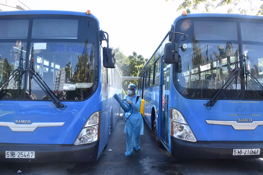 Các đoàn viên phun dung dịch khử khuẩn các xe buýt sáng 28/2.