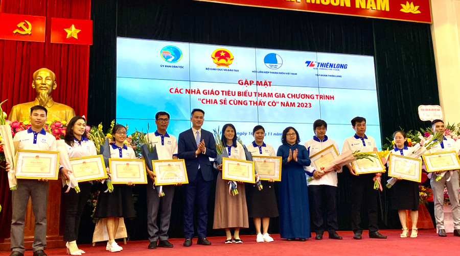 Thứ trưởng Ngô Thị Minh trao bằng khen của Bộ trưởng Bộ GD&amp;ĐT cho các thầy cô tại buổi gặp mặt.