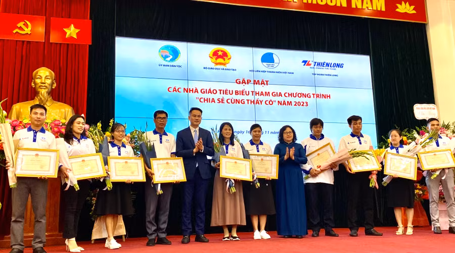 Thứ trưởng Ngô Thị Minh trao bằng khen của Bộ trưởng Bộ GD&amp;ĐT cho các thầy cô tại buổi gặp mặt.