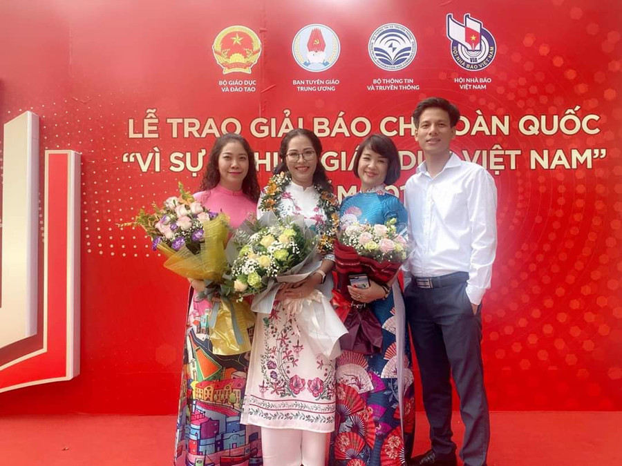 Trung tá Nguyễn Thị Thu Phương (bên trái ngoài cùng) cùng đồng nghiệp các báo đoạt giải cao tại Giải báo chí toàn quốc vì sự nghiệp giáo dục năm 2019. Ảnh NVCC.