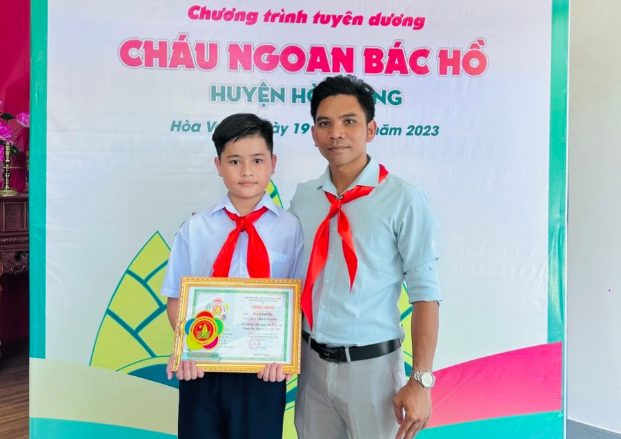 Thầy Trương Văn Hiện là giáo viên, Trường Tiểu học Hòa Bắc. Thầy Trương Văn Hiện là giáo viên, Trường Tiểu học Hòa Bắc.