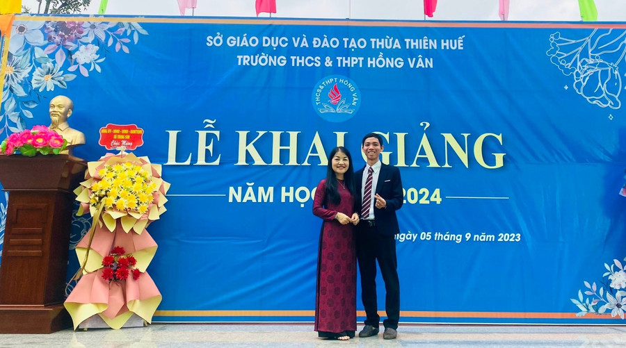 Thầy Trần Đình Phương cùng đồng nghiệp của mình chụp ảnh tại Lễ khai giảng. Ảnh NVCC.