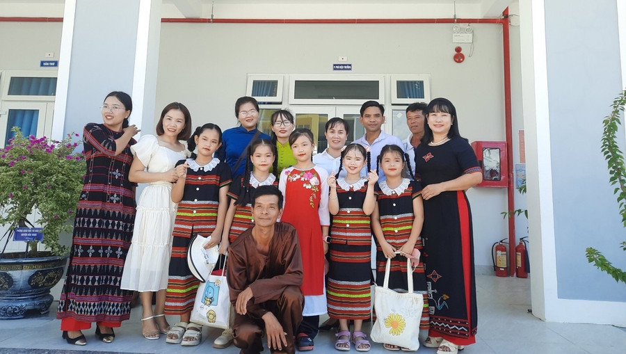 Năm 2016, thầy đỗ thi viên chức sự nghiệp giáo dục và đã đi làm việc chính thức tại trường cho đến bây giờ. Ảnh NVCC. Năm 2016, thầy đỗ thi viên chức sự nghiệp giáo dục và đã đi làm việc chính thức tại trường cho đến bây giờ. Ảnh NVCC.