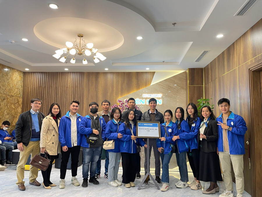 TS Lê Minh Thống (bên trái, ngoài cùng) tham gia hội thảo cùng sinh viên. Ảnh NVCC.