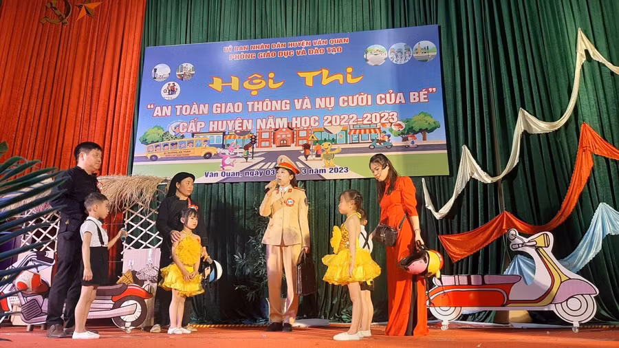 Cô trò Trường Mầm non Khánh Khê tham gia hội thi an toàn giao thông. Ảnh NTCC.