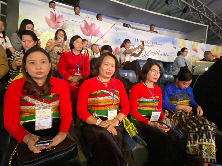 Cô Nguyễn Thị Vinh (ở giữa) - Hiệu trưởng Trường Mần non Điền Lư (Thanh Hoá). Ảnh Ngô Chuyên. Cô Nguyễn Thị Vinh (ở giữa) - Hiệu trưởng Trường Mần non Điền Lư (Thanh Hoá). Ảnh Ngô Chuyên.