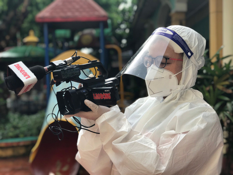 Phóng viên Lê Tường Vân tác nghiệp tại tâm dịch. Ảnh NVCC.