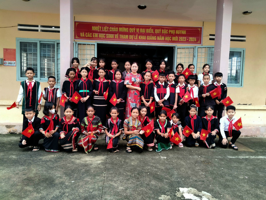 Cô Hoàng Thị Bảy trong một hoạt động cùng học trò. Ảnh NVCC. Cô Hoàng Thị Bảy trong một hoạt động cùng học trò. Ảnh NVCC.