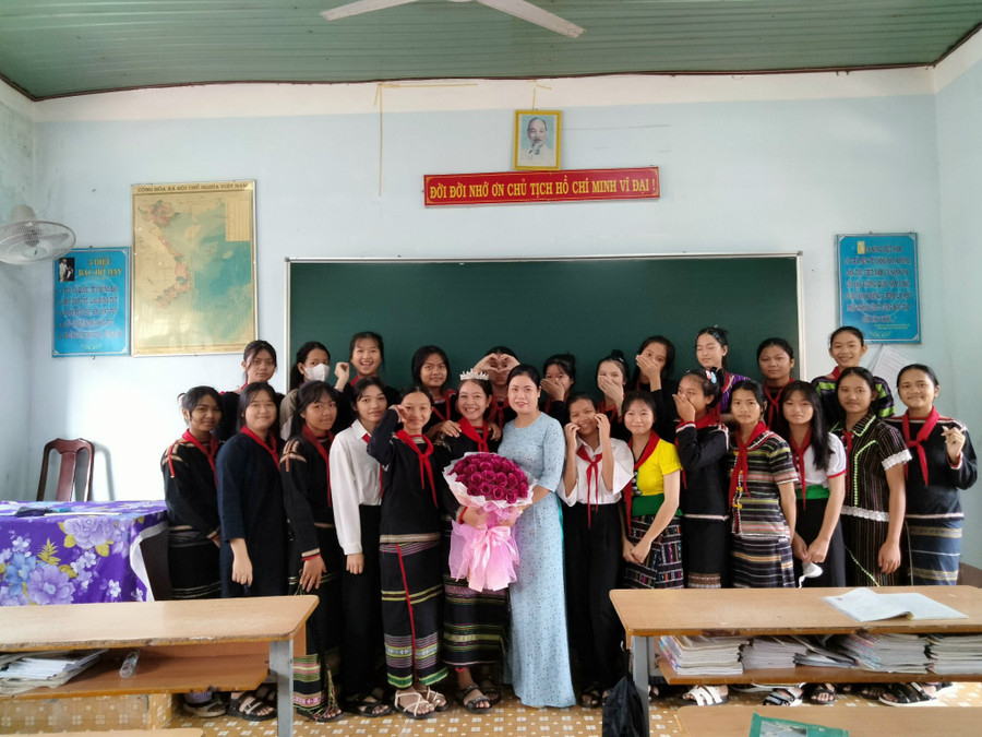 Cô Bảy cùng học trò. Ảnh NVCC. Cô Bảy cùng học trò. Ảnh NVCC.