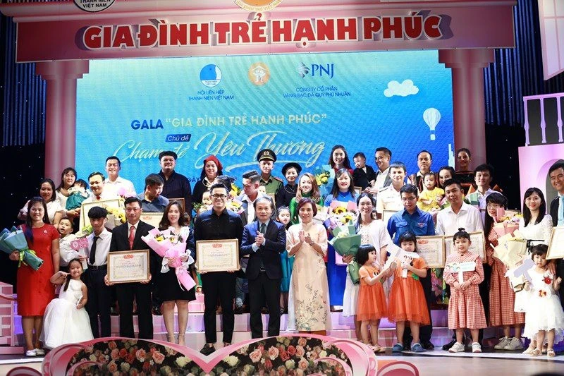 Quang cảnh buổi lễ biểu dương.