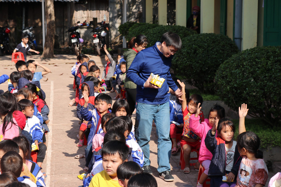 TS Lê Minh Thống trong một chuyến từ thiện ở vùng cao. Ảnh NVCC.