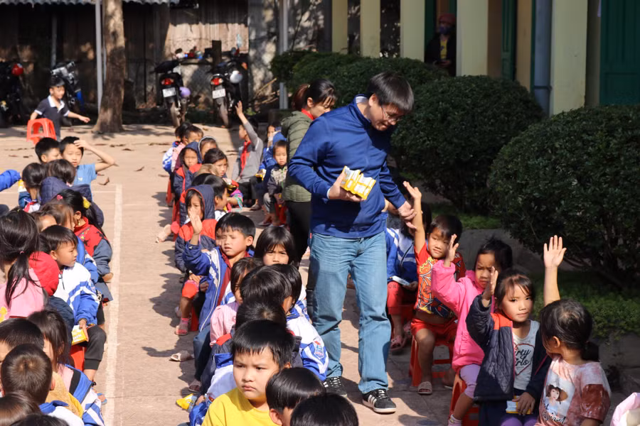 TS Lê Minh Thống trong một chuyến từ thiện ở vùng cao. Ảnh NVCC.