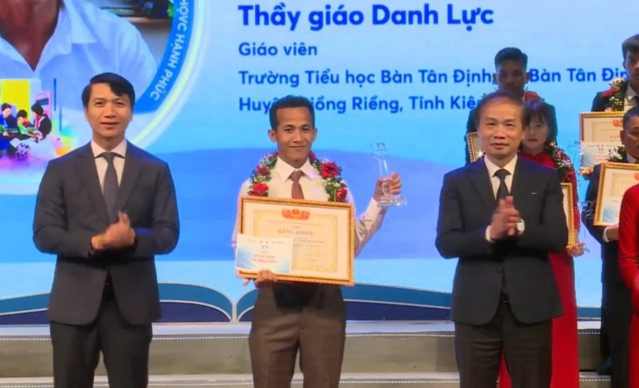 Thầy Danh Lực là 1 trong 58 thầy cô được vinh danh tại chương trình chia sẻ cùng thầy cô năm 2023. Ảnh NVCC. Thầy Danh Lực là 1 trong 58 thầy cô được vinh danh tại chương trình chia sẻ cùng thầy cô năm 2023. Ảnh NVCC.