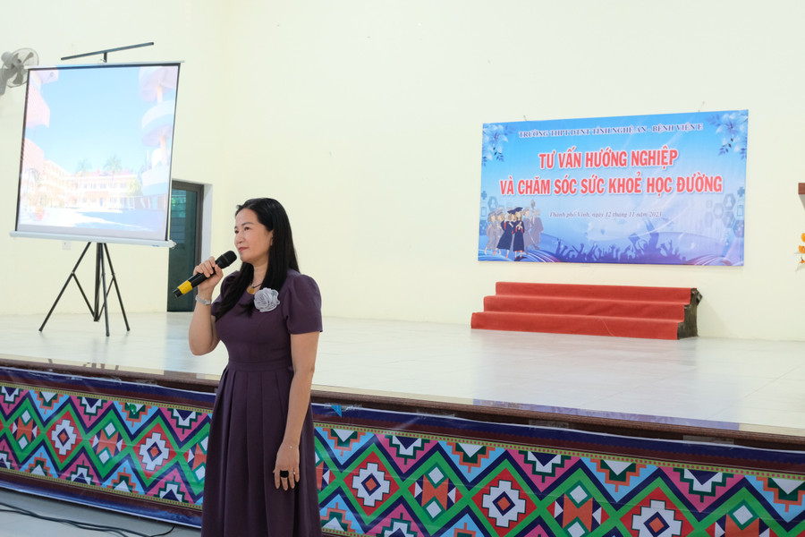 Cô Hiệu trưởng Nguyễn Thị Kiều Hoa, Hiệu trưởng Trường THPT DTNT tỉnh Nghệ An chia sẻ với học sinh trong buổi ngoại khoá. Cô Hiệu trưởng Nguyễn Thị Kiều Hoa, Hiệu trưởng Trường THPT DTNT tỉnh Nghệ An chia sẻ với học sinh trong buổi ngoại khoá.