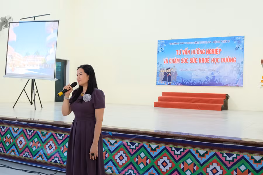 Cô Hiệu trưởng Nguyễn Thị Kiều Hoa, Hiệu trưởng Trường THPT DTNT tỉnh Nghệ An chia sẻ với học sinh trong buổi ngoại khoá.