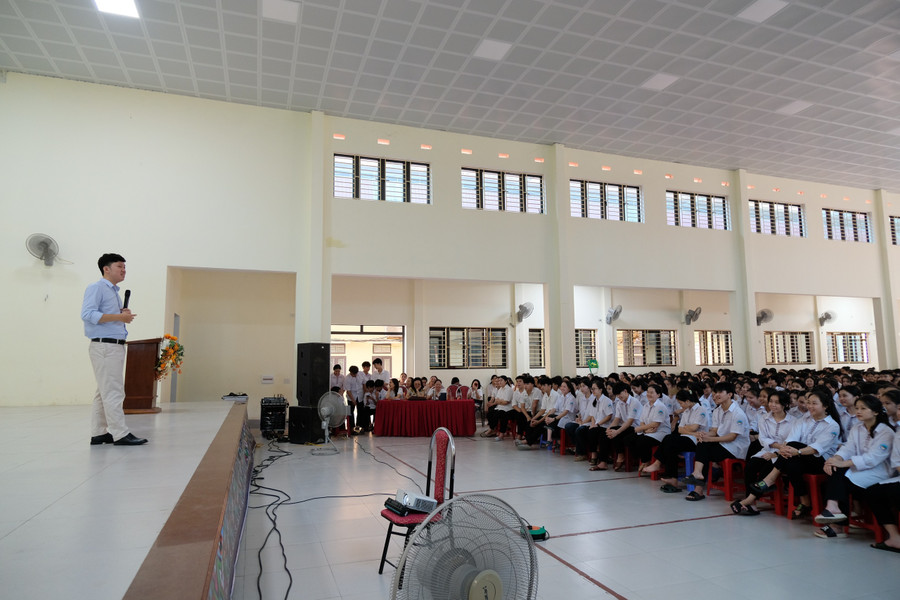 Bác sĩ Phạm Quang Khải giao lưu với học sinh nhà trường. Bác sĩ Phạm Quang Khải giao lưu với học sinh nhà trường.