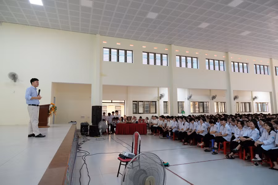 Bác sĩ Phạm Quang Khải giao lưu với học sinh nhà trường.