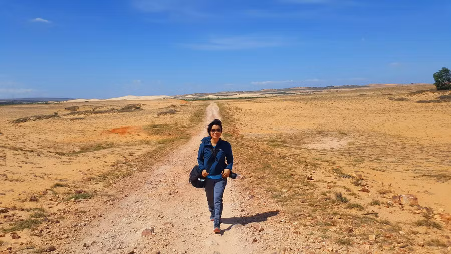 Nhà báo Đặng Thu Hà – Báo Quân đội Nhân dân trong một lần đi công tác.